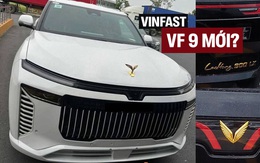 SUV mới giống VinFast VF 9 lộ màu sơn trắng cho thấy nhiều đường nét khác hẳn 'bản gốc', logo đặt nổi kiểu Rolls-Royce