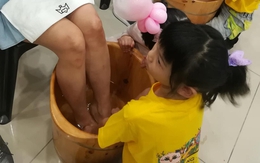 1000 trẻ mẫu giáo bỗng trở thành "nhân viên mát xa”, phải quỳ xuống rửa chân cho người lớn