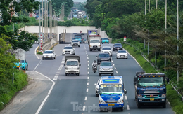Xe máy tràn vào cao tốc Đại lộ Thăng Long 'né' ùn tắc
