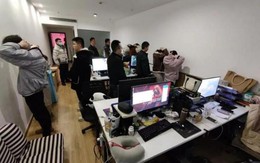 Vạch trần hoạt động tại văn phòng lừa đảo chứng khoán: Không được đi làm bằng xe công nghệ, cơm trưa đem đến tận nơi, không ra khỏi chỗ làm hoặc tiếp xúc với người khác