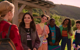 Xem phim “Sex Education”, tôi lập tức nhớ đến mẹ và 4 người chị: Biết ơn họ vì đã dạy cho tôi điều này