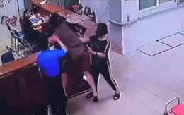 Clip người đàn ông hành hung nhân viên y tế ngay tại Khoa Cấp cứu