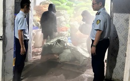 Cận cảnh những chiếc bao tải chứa 12 tấn chân gà bốc mùi hôi thối trong kho đông lạnh của ông chủ sinh năm 1982