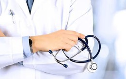 Phẫn nộ nam bác sĩ cố tình chẩn bệnh sai cho hàng trăm người khoẻ mạnh, lấy tiền mua siêu xe