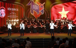 Nhóm Oplus hát "Tiến quân ca" trong đêm nhạc tôn vinh nghề báo, hàng nghìn khán giả xúc động hòa giọng