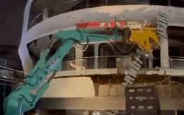 Clip khoảnh khắc cuối cùng của "hàm cá mập": Xe cẩu làm việc xuyên đêm tháo dỡ, dân mạng tiếc nuối