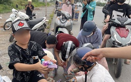 Hàng nghìn thỏi son bị đổ bỏ ven đường ở Hà Nội, người dân vô tư nhặt mang về dùng: "Nãy tôi dùng rồi, có sao đâu"