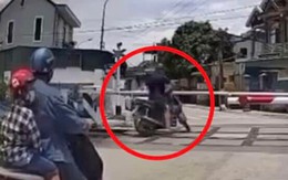VIDEO: Cố vượt qua đường sắt khi gác chắn đã hạ, người đàn ông bị tàu hỏa tông tử vong