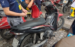 Vừa tới sự kiện, nam thanh niên 'mất' luôn chiếc Wave gắn bó hơn chục năm 'vào tay VinFast'