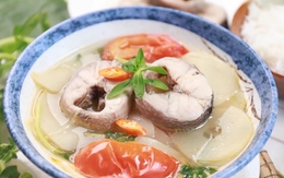 Nấu canh cá nên dùng nước sôi hay nước lạnh?