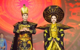 Á hậu Hương Ly đội mưa trình diễn áo dài trong đêm nghệ thuật tại Hưng Yên