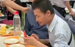 Thiên tài Toán học khổ nhất lúc này, ngồi ăn cũng không yên, báo chí bức xúc viết: Họ không coi anh ấy là người!