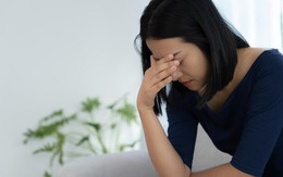 Con gái mới hơn 1 tuổi bỗng bỏ ăn, rối loạn tiêu hóa liên miên, tôi bần thần khi phát hiện ra việc bố chồng lén lút làm với hộp sữa của cháu