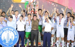 Bầu Thụy, Xuân Son cùng CLB Nam Định nâng cúp vô địch V.League