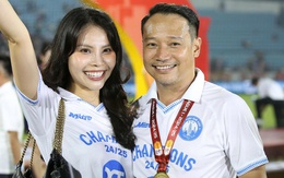 HLV Vũ Hồng Việt tái hôn, cô dâu lộ diện trên SVĐ, nhan sắc BTV giỏi giang của VTV không phải dạng vừa