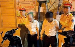 Lật tẩy hai đối tượng áo trắng sơ vin đẩy xe máy trong đêm