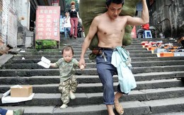 Cặp cha con trong bức ảnh “cõng cả thế giới trên vai vì con” bây giờ ra sao?