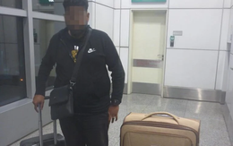 Người đàn ông mang theo chiếc vali đáng ngờ, nhân viên sân bay mở ra thấy những khuôn mặt thẫn thờ