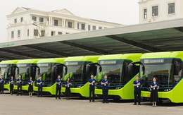 Doanh nghiệp vận tải ở tỉnh lớn nhất Việt Nam đặt mua 300 xe bus điện và 1.000 ô tô điện của tỷ phú Phạm Nhật Vượng