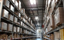 Theo dõi suốt 6 tháng, phanh phui đường dây bán hàng giả với kho rộng bằng 20 sân bóng, tịch thu 200.000 món đồ nhái