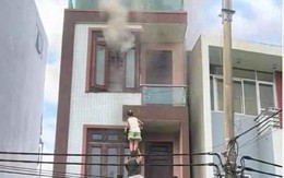 Hình ảnh hàng xóm bắc thang, cứu 4 người trong ngôi nhà đang cháy ở Hà Nội
