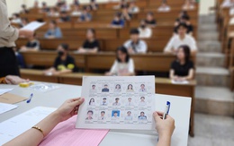 Quy định mới nhất thi tốt nghiệp THPT 2025, nhìn bài bạn bị trừ 25% điểm