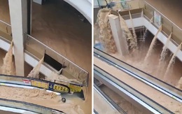 Nước lũ tràn về như thác trong trung tâm thương mại ở Trung Quốc