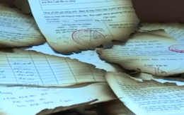 Hà Nội: Đang sáp nhập phường, dân phát hiện tài liệu có dấu đỏ bị đốt ngay sát trụ sở UBND