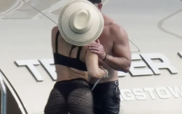 Tỉ phú 61 tuổi giàu thứ 3 thế giới, bỏ vợ để tổ chức đám cưới với tình mới, cư dân phẫn nộ phản đối!