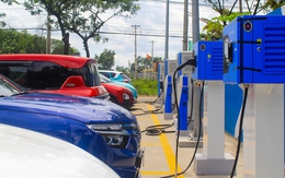 Trạm sạc xe điện phủ khắp nơi, tốc độ triển khai gấp đôi dự kiến, kế hoạch 10.000 tỷ của ông Phạm Nhật Vượng dần thành hiện thực