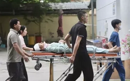 Nam sinh gặp tai nạn, nén đau đến điểm thi bằng cáng
