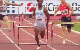 Vận động viên gặp sự cố lộ phần nhạy cảm ngay trên sóng trực tiếp vẫn cố gắng về đích giành HCV