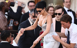 Tiệc chính đám cưới tỷ phú: Kylie Jenner ngồi không cũng bị chỉ trích