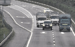 Tạt đầu, chèn ép cùng lúc 2 xe tải trên cao tốc, tài xế xe 7 chỗ bị khởi tố