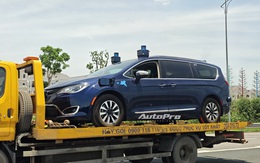 Chrysler Pacifica - Minivan đối thủ Carnival lần đầu lộ diện trên phố Việt Nam: Là bản PHEV, nóc gắn thiết bị cho xe tự lái