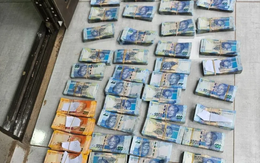 Tịch thu hàng chục xấp tiền mặt trị giá lên tới tỷ đồng dưới gầm giường của doanh nhân làm dịch vụ thông quan hàng hoá