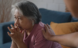 Cụ bà U80 được 1 người lạ mặt vào thăm đều đặn ở viện dưỡng lão trong suốt 2 năm: Lúc con cháu phát hiện, tất cả bật khóc khi biết lý do