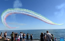 Xem máy bay Ý vẽ tranh trên bầu trời Rome khiến khán giả trầm trồ