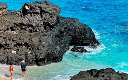Nơi là tàn tích của núi lửa, có biển hoang sơ, du khách nhận xét: "Đẹp như thiên đường, phải đi vài lần!"