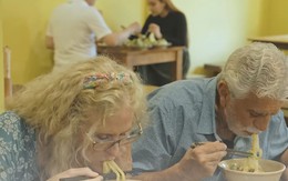 Khách Tây ăn một miếng mì Việt Nam liền thốt lên: "Tôi đã được khai sáng"