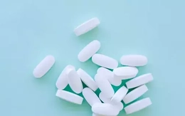 Chế thuốc giảm đau từ chất thải nhựa: Bí mật trong phòng thí nghiệm E.coli