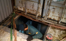 Sâu 4 mét dưới lòng đất: Cảnh sát phát hiện nhà máy thuốc lá giả, lợi nhuận "khủng" hơn 19 tỷ/tuần