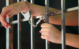 Nhóm cựu cảnh sát hình sự nhận tiền để bỏ qua cho cán bộ ngân hàng mang cần sa