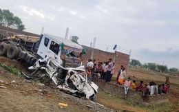 Xe chở khách dự tiệc cưới bị xe chở xi măng đè trúng, 9 người trong một gia đình tử vong