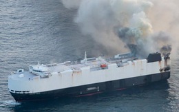 Một con tàu dài gần bằng 2 sân bóng đá chở 3.000 ô tô bốc cháy ngoài khơi Thái Bình Dương, nguy cơ nằm lại dưới đáy biển