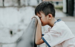 Con bị bạn gọi bằng 7 từ rồi tẩy chay, người cha chết lặng: 40 năm, chưa bao giờ nghe điều lạ kỳ đến thế!