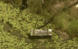 Cặp đôi bị nhốt vào thùng sắt thả xuống nước, nhóm nghi phạm cố tình bật nhạc lớn để át tiếng kêu cứu thảm thiết