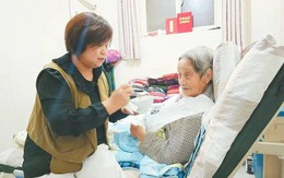 Chăm mẹ chồng 20 năm vẫn bị hắt hủi, 1 năm sau khi bà qua đời, ngân hàng ráo riết tìm con dâu thông báo: “50 cây vàng và 6 tỷ này là của cô”!