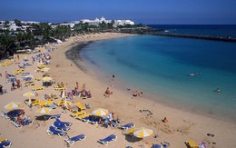 Hoảng loạn khi bãi biển tuyệt đẹp ở Lanzarote đột nhiên đóng cửa