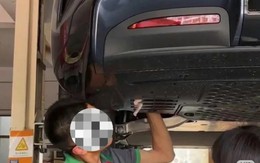 Thấy bàn chân lạ thò ra từ gầm xe ô tô, cô gái hoảng sợ tìm người giúp và nhận về cái kết bất ngờ